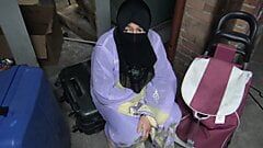 Ho beccato una rifugiata musulmana nel seminterrato di mia madre - mi ha lasciato scopare il suo buco del culo