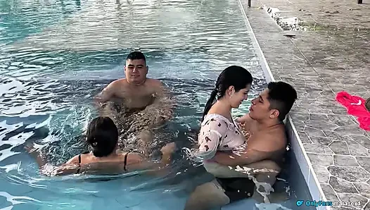 Обмен женами в секс-бассейне на вечеринке