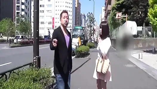 A068G04 masum kalan sevimli bir gülüşü olan genç bir evli kadını tavlıyor! Aslında, büyük memeli bir evliye sessizce!