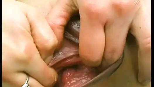 Зрелая брюнетка-шлюшка в чулках бурит ее дырки пищей и огромной свечой