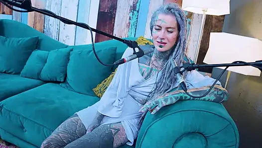 Aku bicara tentang J - Jelousy - ASMR podcast SFW berbicara dengan gadis kurus gothic model bertato rambut gimbal