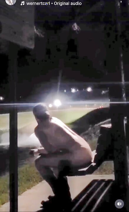 Călărește un vibrator în public la Varsamina Sardis