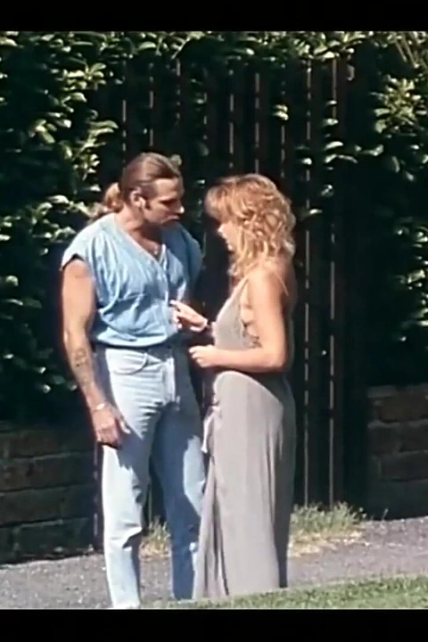 意大利复古金发女郎吮吸坚硬的鸡巴并被性交