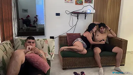 Ibu tiri temanku ada di sana, kamu pengen kontolku di mulutmu dan crot di dalam memekku???!!!!