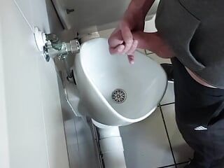 Punheta no banheiro público