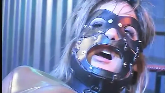 Чувак с большим хуем впихивает его жезл в тугую пизду и рот этой рабыни в латексе