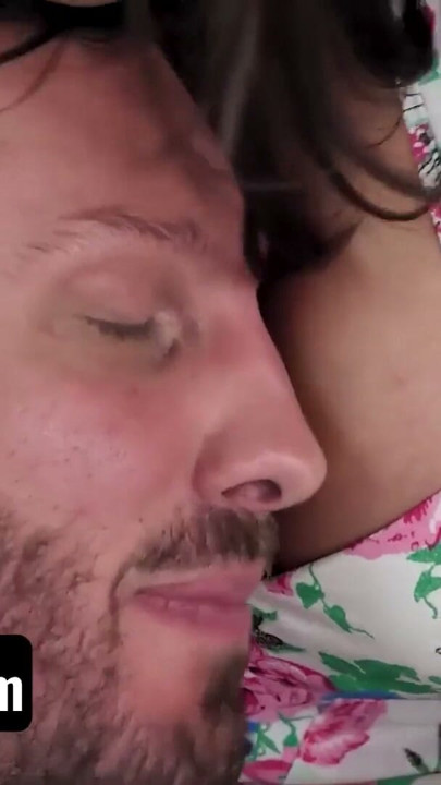 GotMylf - Kıvrımlı MILF Sürtük Diamond Kitty Kaslı Adama El Atıp Kocaman Göğüslerine Boşaltıyor | Klip 1