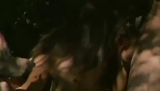 Açık havada anal sikiş götünü geniş açıyor