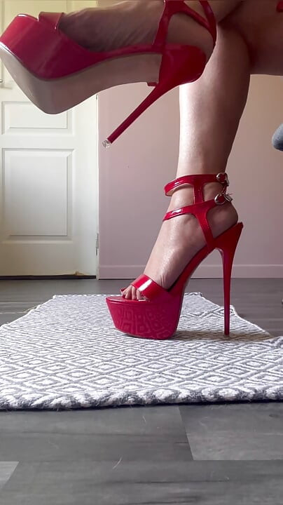 Jag ignorerar dig under en show ignorer-kamera som syns på mina stilettklackar