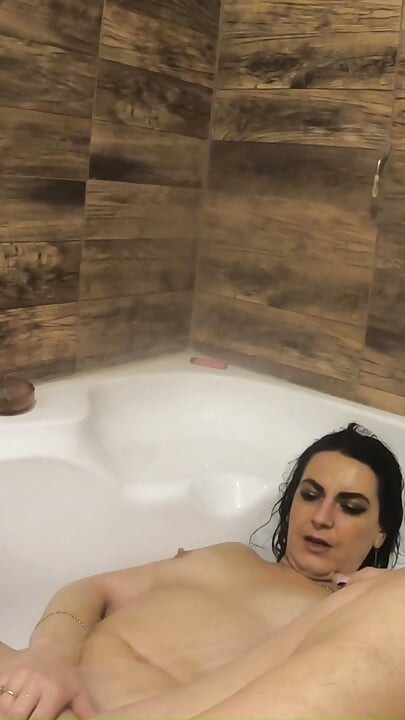 Perverzne MILF igre s mega orgazmom u kadi kod kuće