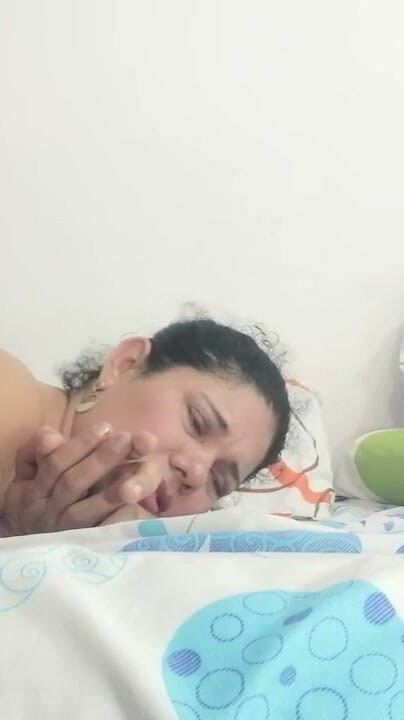 ולקירי, אלת היופי הקסום, מוצצת עם ידיים קשורות וגרון עמוק | קליפ 2