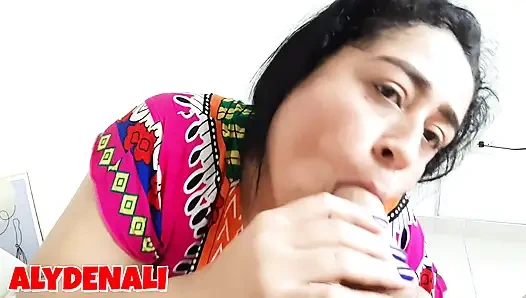 Shantall mengendarai penisku sementara ibu tiriku berbicara di telepon