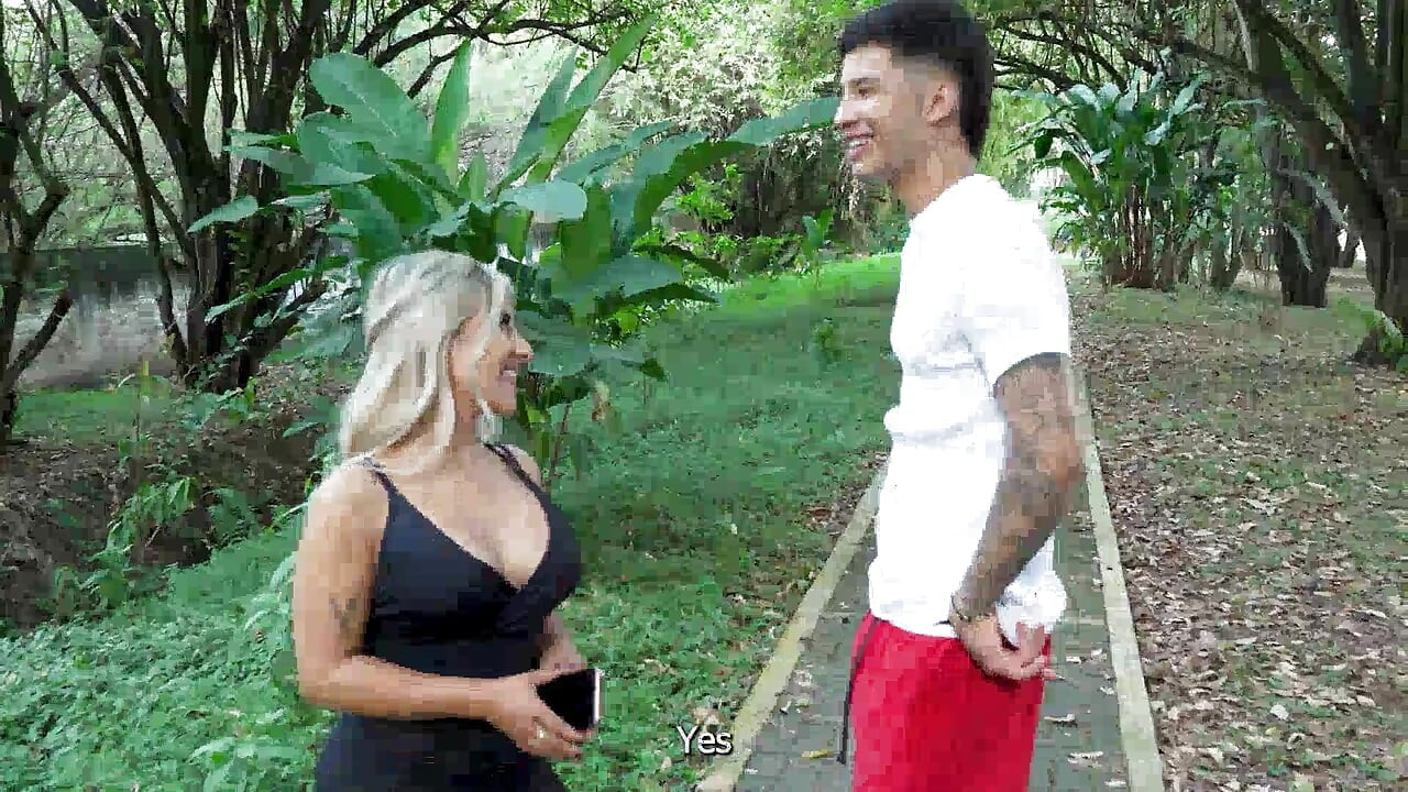 I fuck a stranger in public and he cums in my mouth... I hope no one saw us! Naty Delgado
