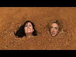 2 mulheres peitudas nuas em areia movediça