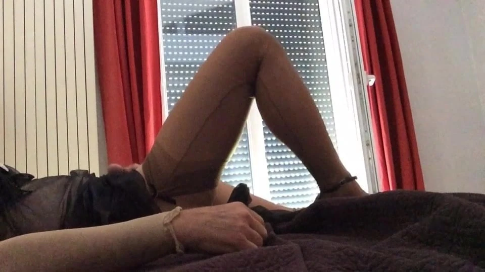 Svart ren nylonklänning och strumpor