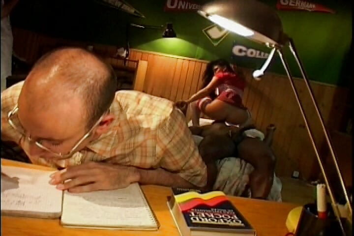 Ama de casa cachonda en lencería roja engañando a su marido con una gran polla negra