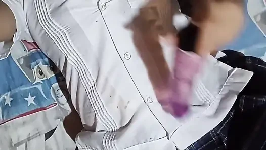 Aku lagi asik masturbasi pakai mainan seks favoritku (rekaman seks asli)