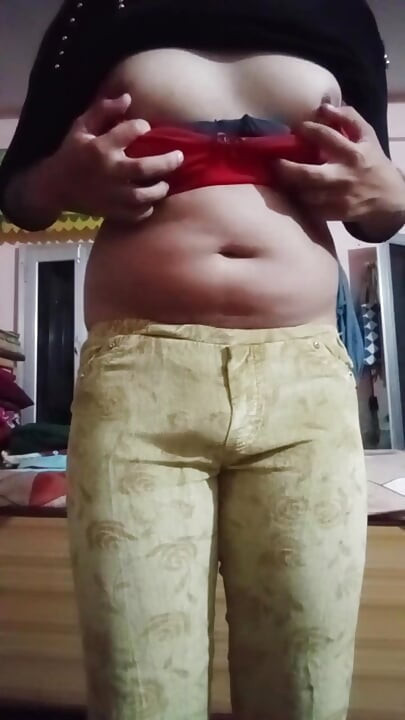 Indisk gay crossdresser Gaurisissy Att pressa och leka med sina stora bröst i jeans T-shirt