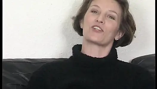 Hairy slut fills her pussy with a banana at the casting
