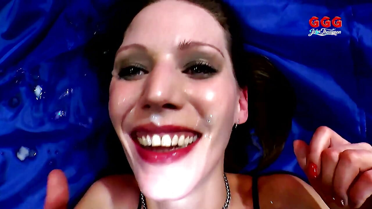 Ggg - Vul me nu! - Brunette in lingerie krijgt creampie op groene bank