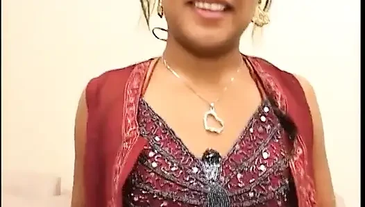 Cewek india dengan toket aduhai ini dientot habis-habisan sama pria lain di kamar