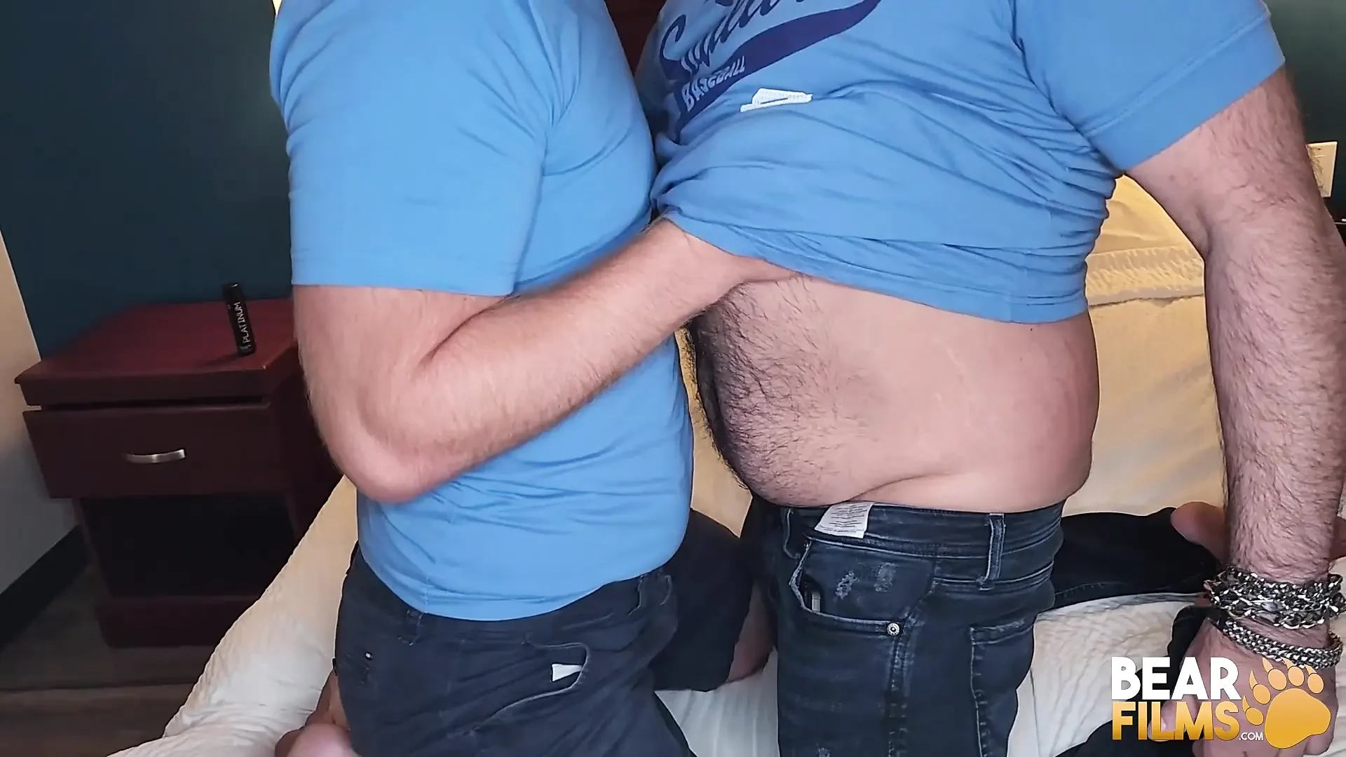 Bearfilms - Logan Stanley, rousse, se fait baiser sans capote par Ryan Roman