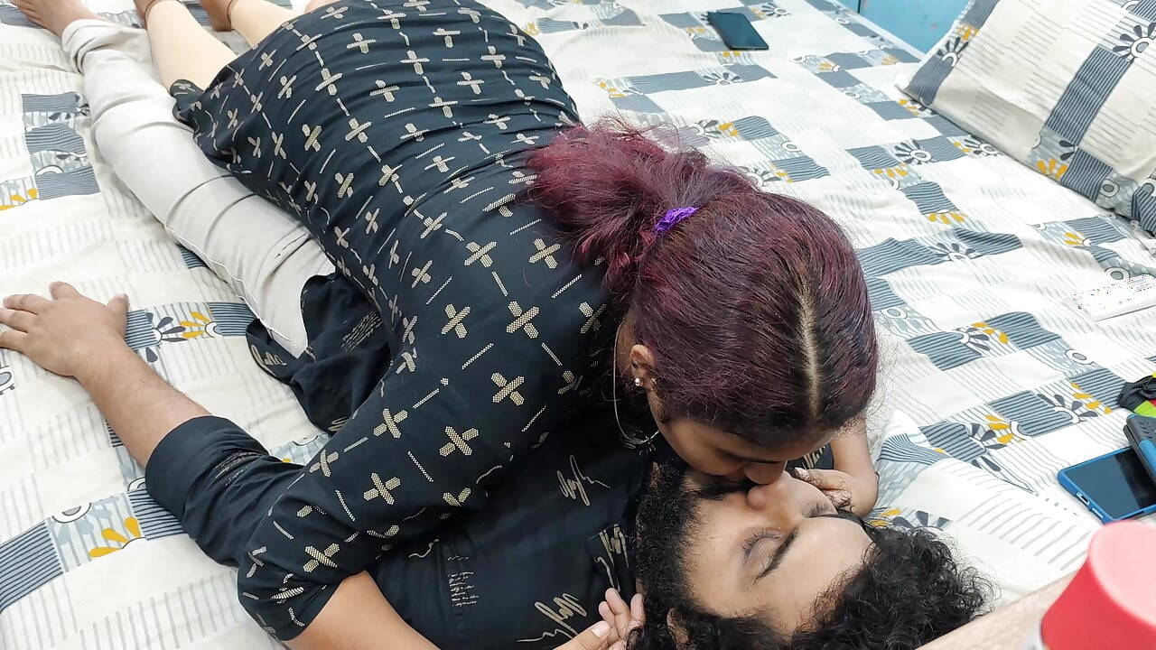 Chica besando chico y seduce chico con romance caliente