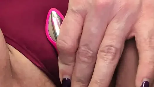 Milf-MILf tränkt ihr höschen mit üppigem mini