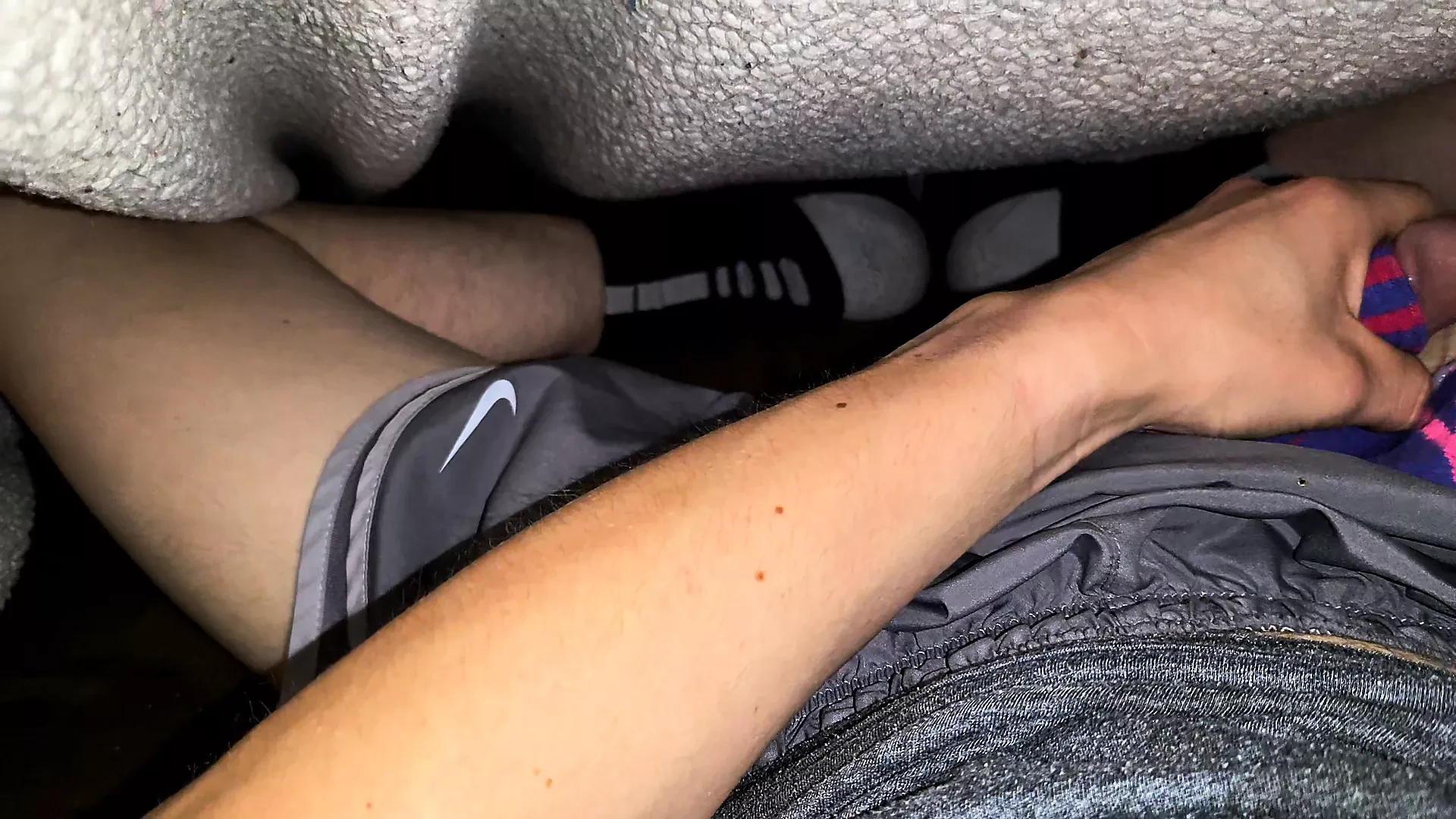 在穿着她的衣服时射在我的继姐妹上