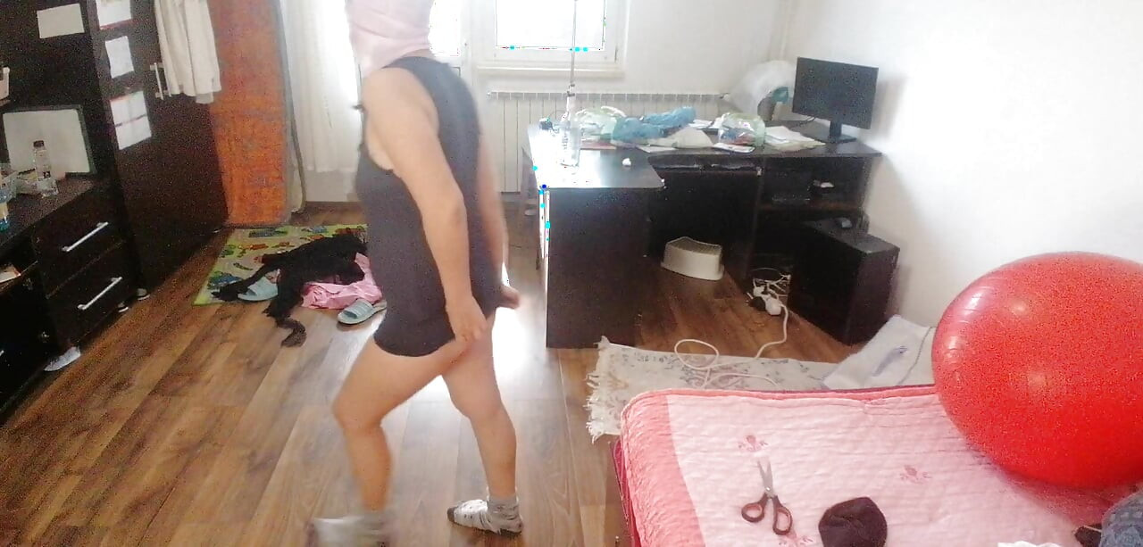 Mulher Amadora Se Diverte Experimentando Roupas E Cortando-as.