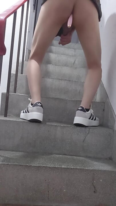 계단에 바이브레이터로 자위하는 쉬멜 팅 쉬안.