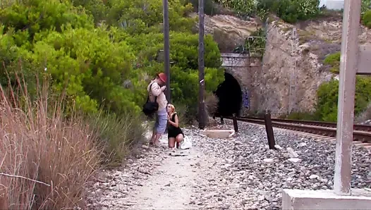 Юную сучку с большой задницей сняли для траха на пляже