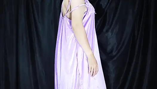 Busige Frau probiert wieder ganz neue Satinkleidung aus