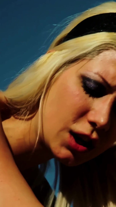 Jazy Berlin chupa y folla a un motorista para hacer un wing man de él