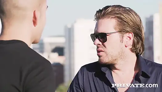 Bambi Bella не перестает сосать и трахаться с двумя ебарями одновременно