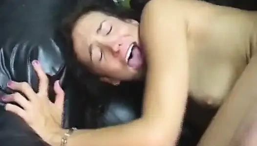 Brünettes schätzchen wird in dampfendiger amateur-begegnung gefingert