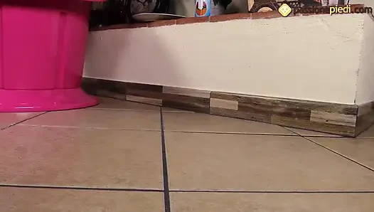 Daniela steckt ihre füße in die sahne