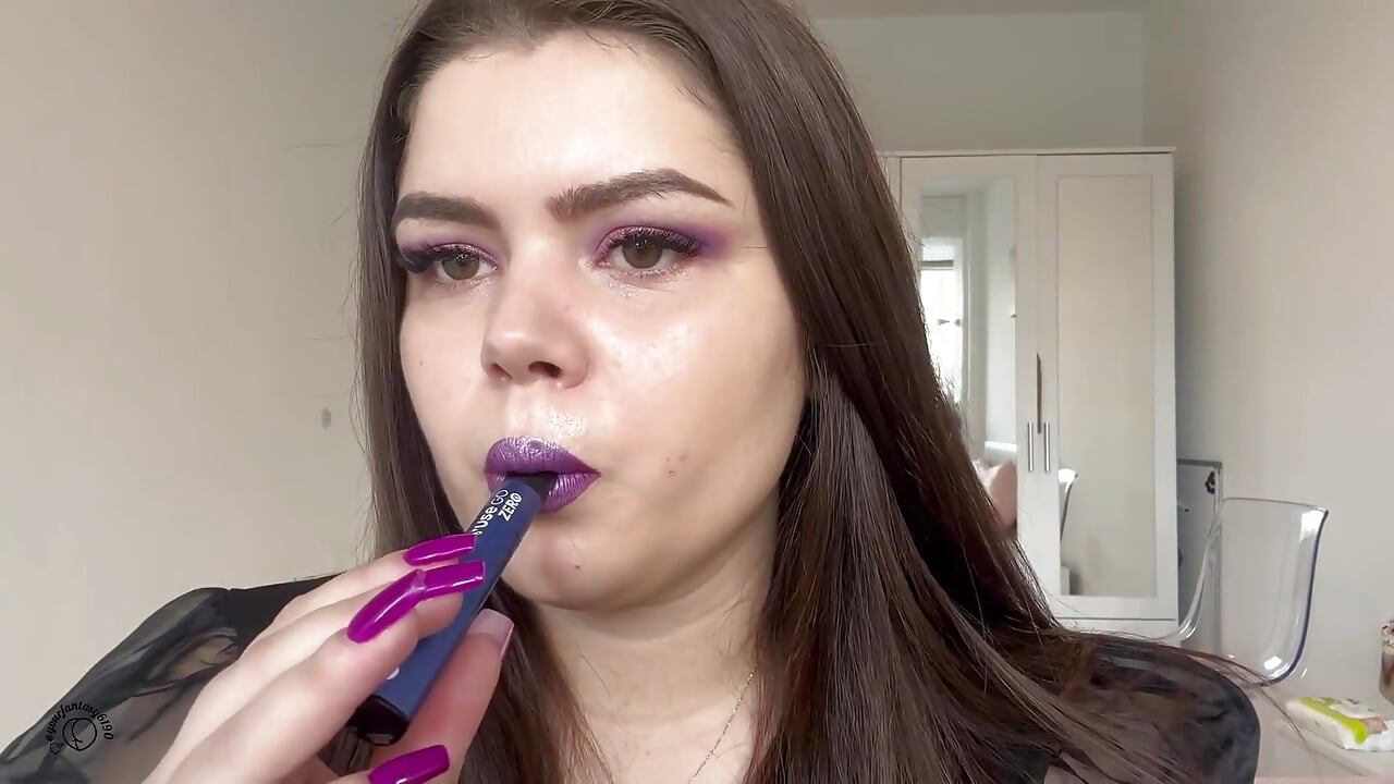 Lila läppstift Lila naglar rökande brud