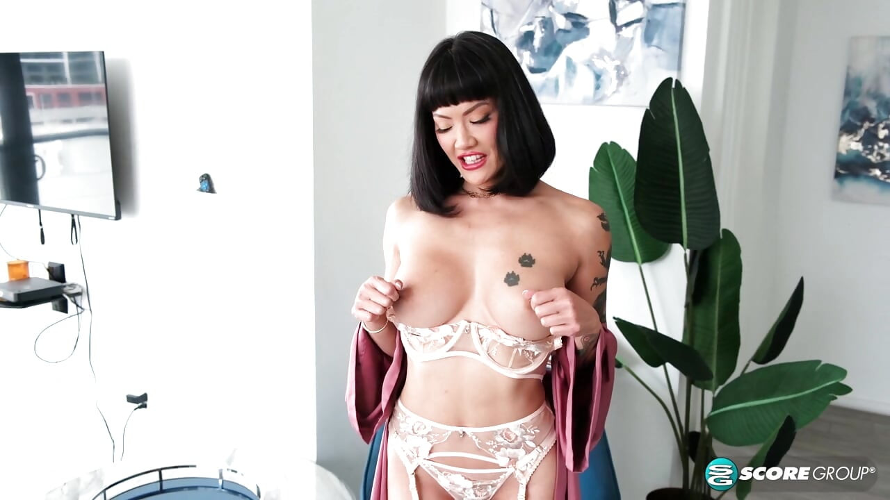 Asiática milf Kitty, 42, dedos su coño maduro