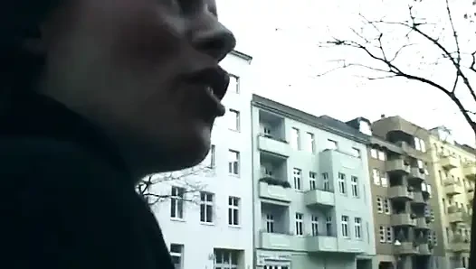 Блондинка раздвигает мокрую киску, пока ее жестко трахают