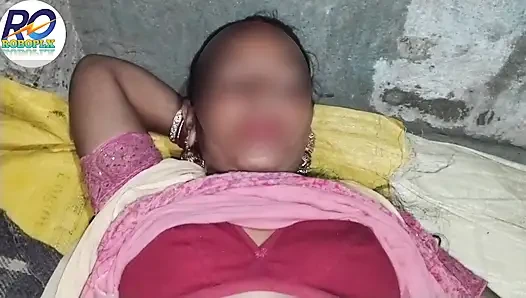Desi dorfmädchen öffnete ihren salwar-anzug und steckte den penis und den schwanz zusammen in ihre muschi ein und fickte sie, Hindi audio