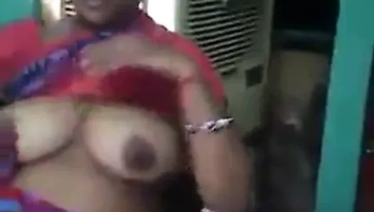 Desi lady anamika flashing boob