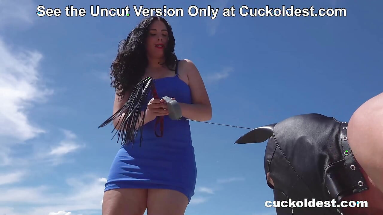 熟女拖著綠帽男，在Cuckold的陌生人面前羞辱他