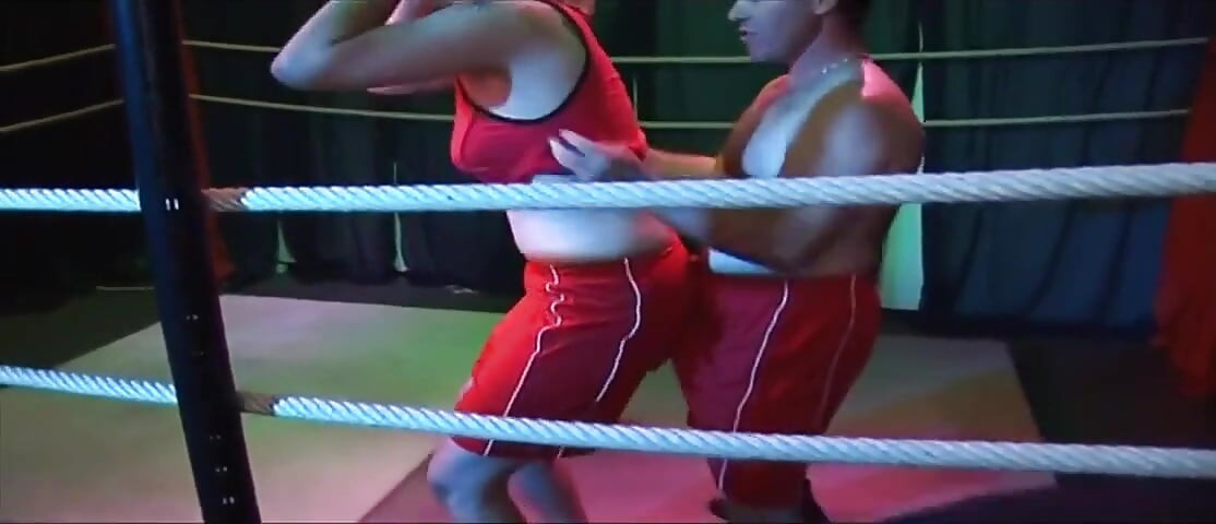 Rubia madura goteando rosebud gangbang en ring de lucha libre