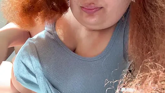 Ateşli kızıl saçlı büyük memeli güzellik mükemmel vücudunu gösteriyor
