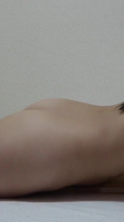 裸体健身训练，天然胸部和毛茸茸的阴户女孩在日本的女孩公寓 | 短片 1