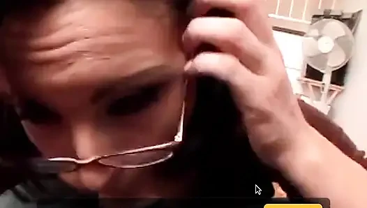 Cewek seksi berkacamata ini lagi asik ngentot sama cowok berkacamata
