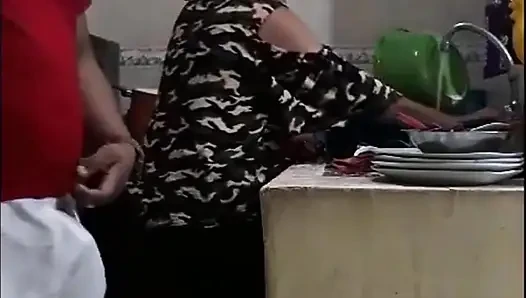 Çalışan bulaşık yıkarken sikiliyor - karım neredeyse bizi yakalıyor