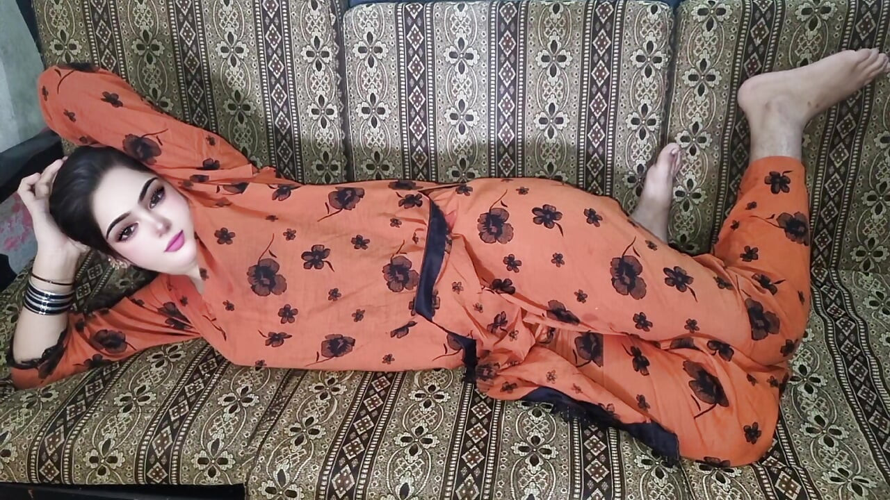 Geil Desi-meisje met grote sappige borsten krijgt haar strakke kutje hard geneukt - eigengemaakte seks