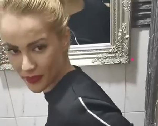 Penggali emas milf bj dan anal di toilette untuk beberapa sampanye